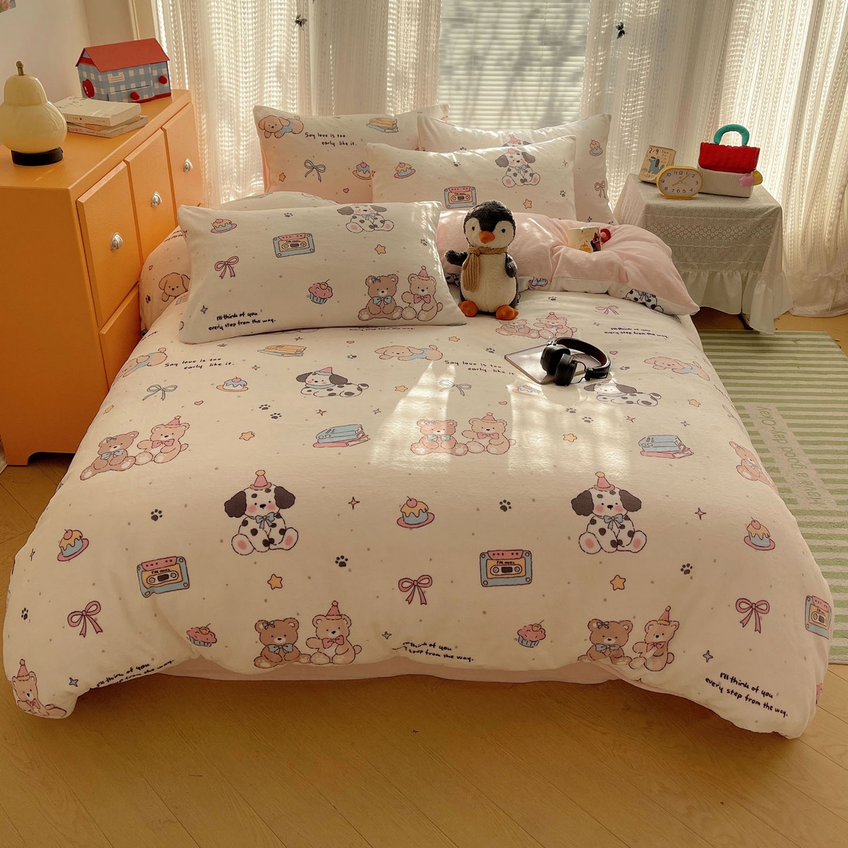 91家纺网 家纺一手货源 找家纺 六巷胡同 2025新款INS卡通A类200克牛奶绒基础款四件套（第一系） 基础款-磁带熊仔米