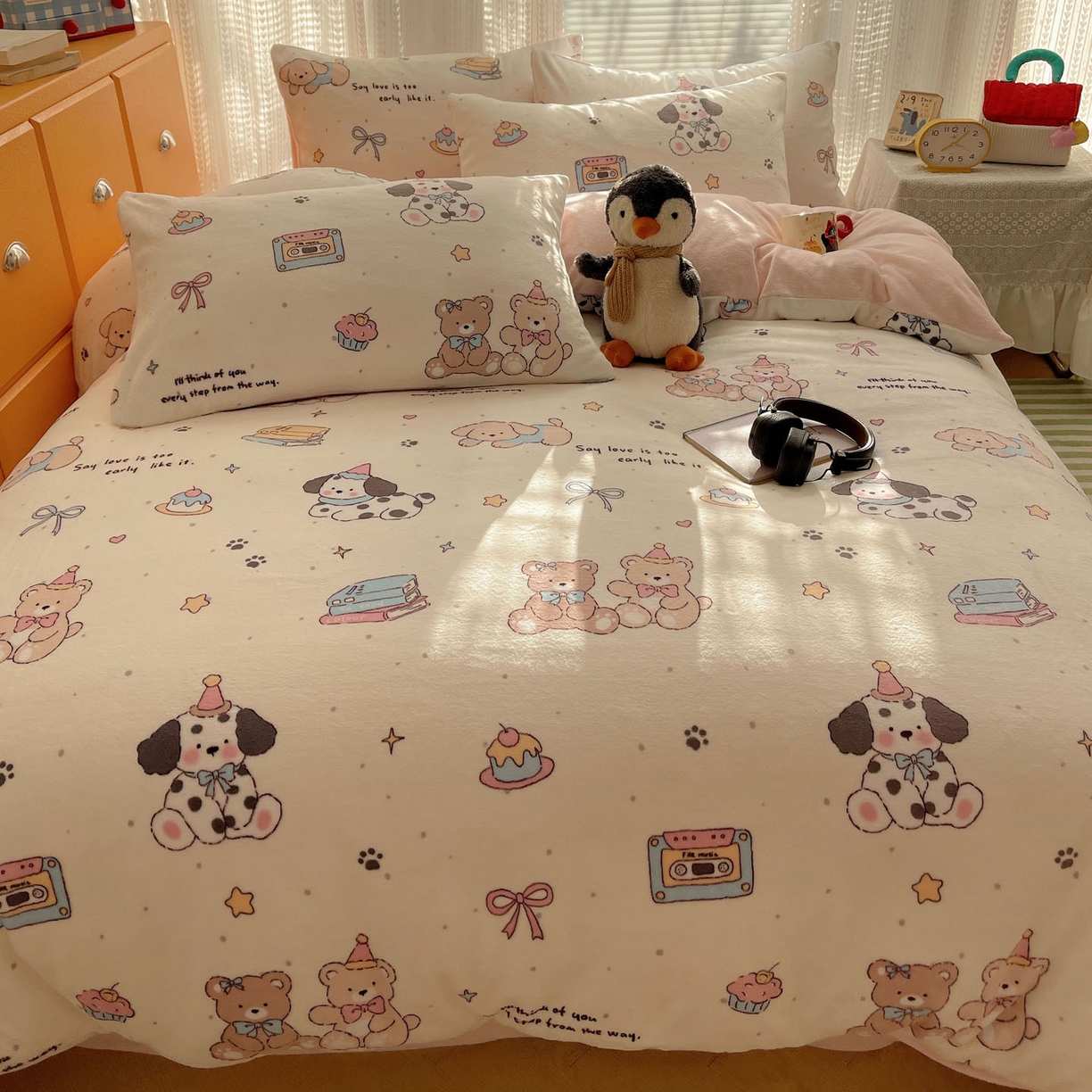 91家纺网 家纺一手货源 找家纺 六巷胡同 2025新款INS卡通A类200克牛奶绒基础款四件套（第一系） 基础款-磁带熊仔米