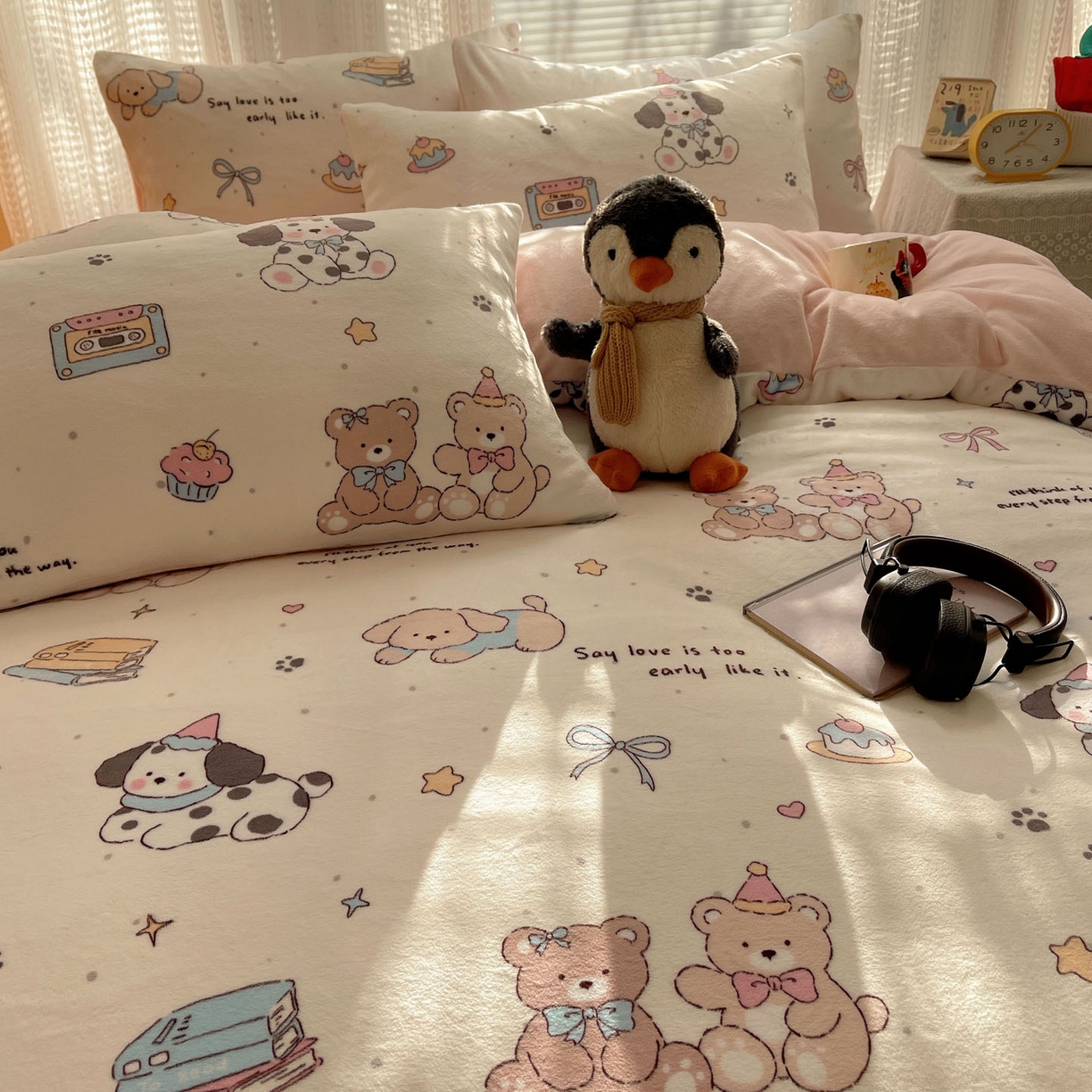 91家纺网 家纺一手货源 找家纺 六巷胡同 2025新款INS卡通A类200克牛奶绒基础款四件套（第一系） 基础款-磁带熊仔米