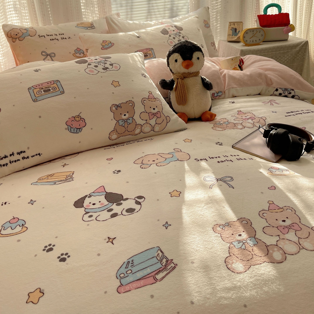 91家纺网 家纺一手货源 找家纺 六巷胡同 2025新款INS卡通A类200克牛奶绒基础款四件套（第一系） 基础款-磁带熊仔米