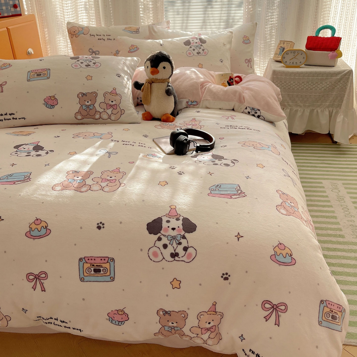 91家纺网 家纺一手货源 找家纺 六巷胡同 2025新款INS卡通A类200克牛奶绒基础款四件套（第一系） 基础款-磁带熊仔米