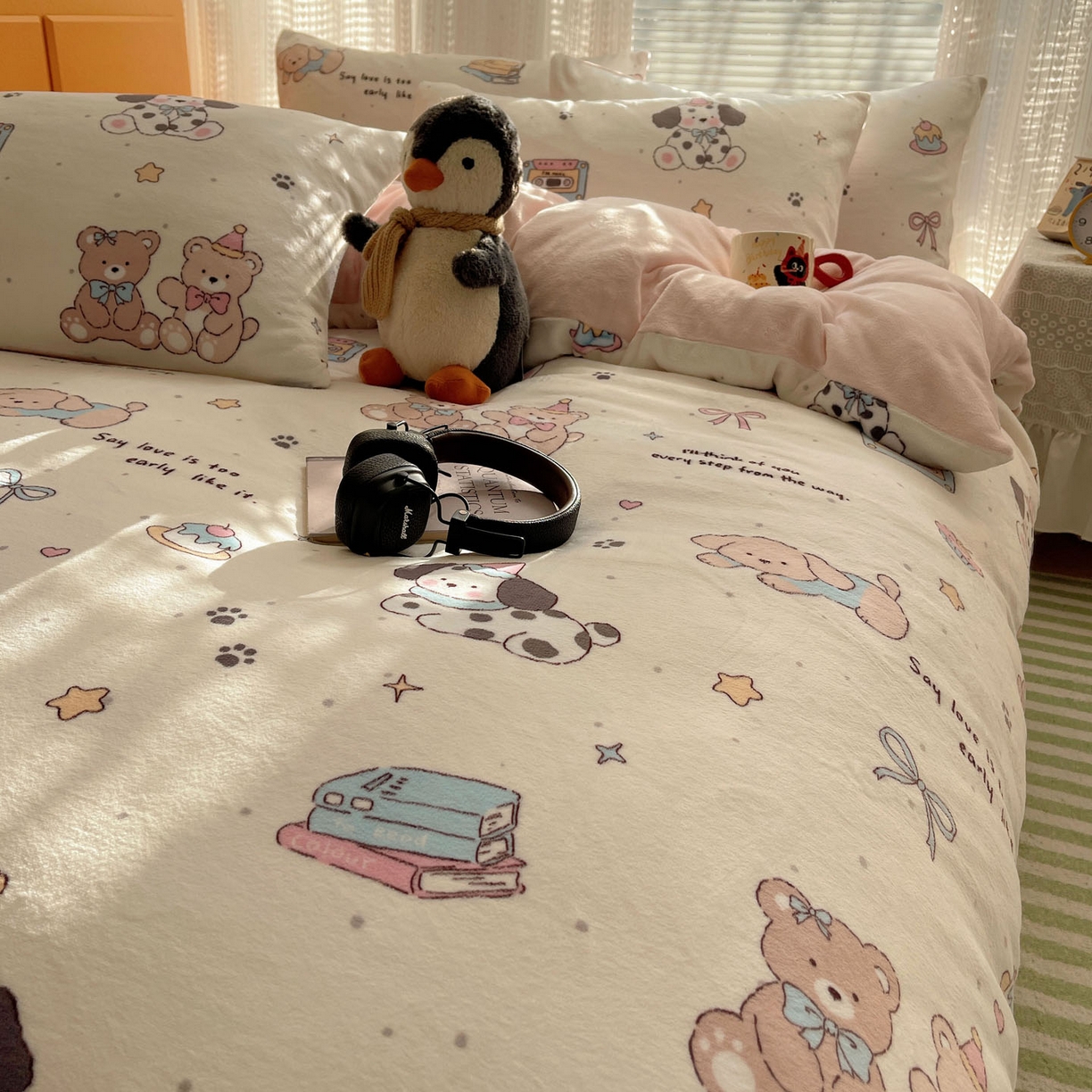 91家纺网 家纺一手货源 找家纺 六巷胡同 2025新款INS卡通A类200克牛奶绒基础款四件套（第一系） 基础款-磁带熊仔米