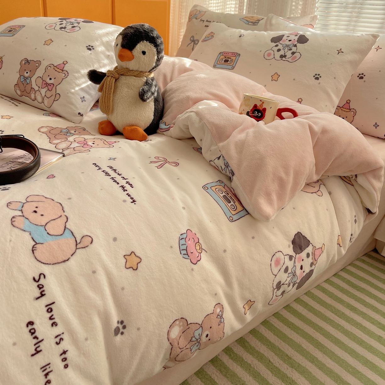 91家纺网 家纺一手货源 找家纺 六巷胡同 2025新款INS卡通A类200克牛奶绒基础款四件套（第一系） 基础款-磁带熊仔米