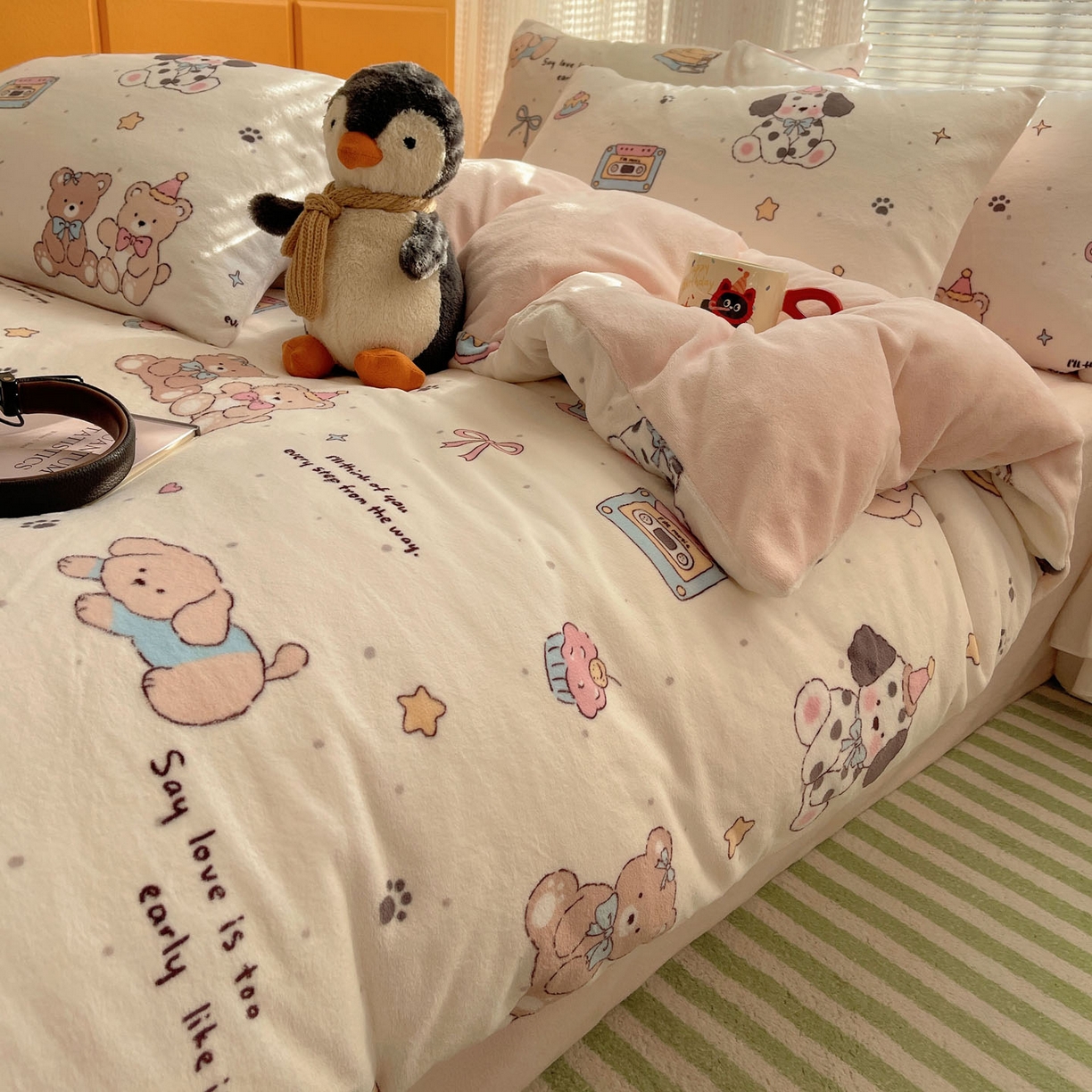 91家纺网 家纺一手货源 找家纺 六巷胡同 2025新款INS卡通A类200克牛奶绒基础款四件套（第一系） 基础款-磁带熊仔米