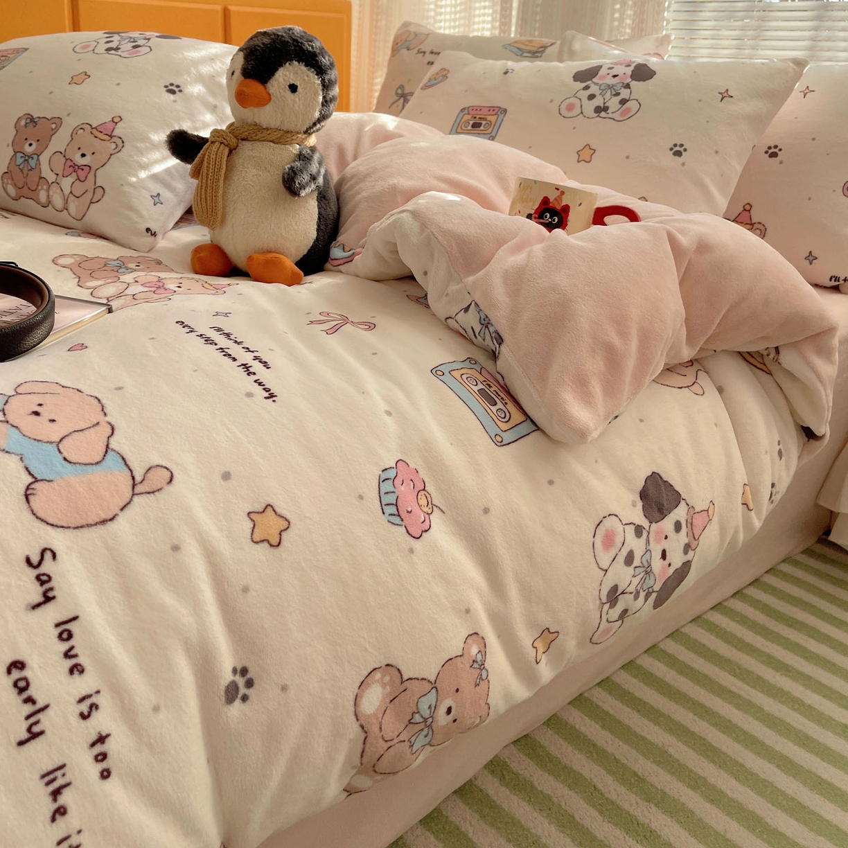 91家纺网 家纺一手货源 找家纺 六巷胡同 2025新款INS卡通A类200克牛奶绒基础款四件套（第一系） 基础款-磁带熊仔米