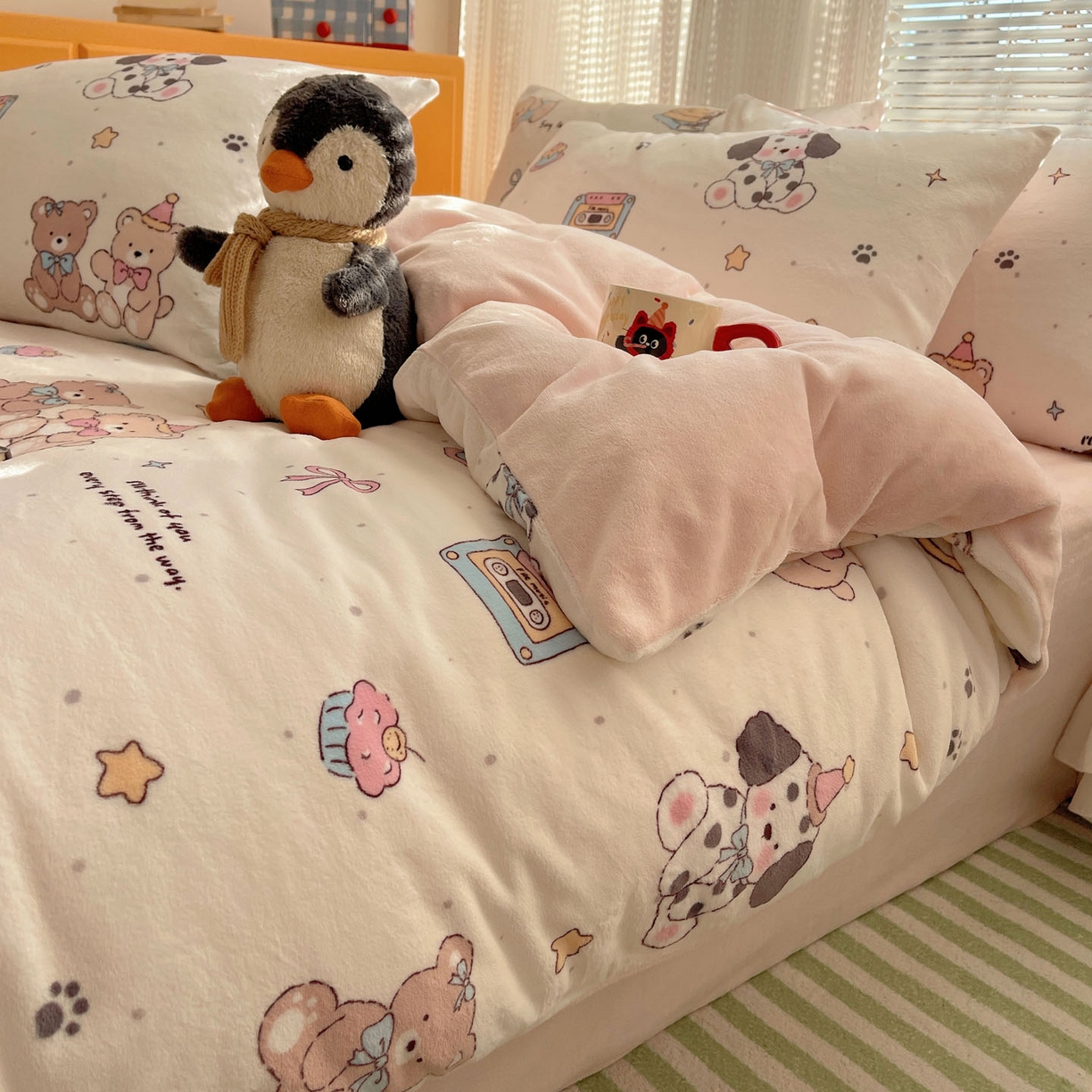 91家纺网 家纺一手货源 找家纺 六巷胡同 2025新款INS卡通A类200克牛奶绒基础款四件套（第一系） 基础款-磁带熊仔米