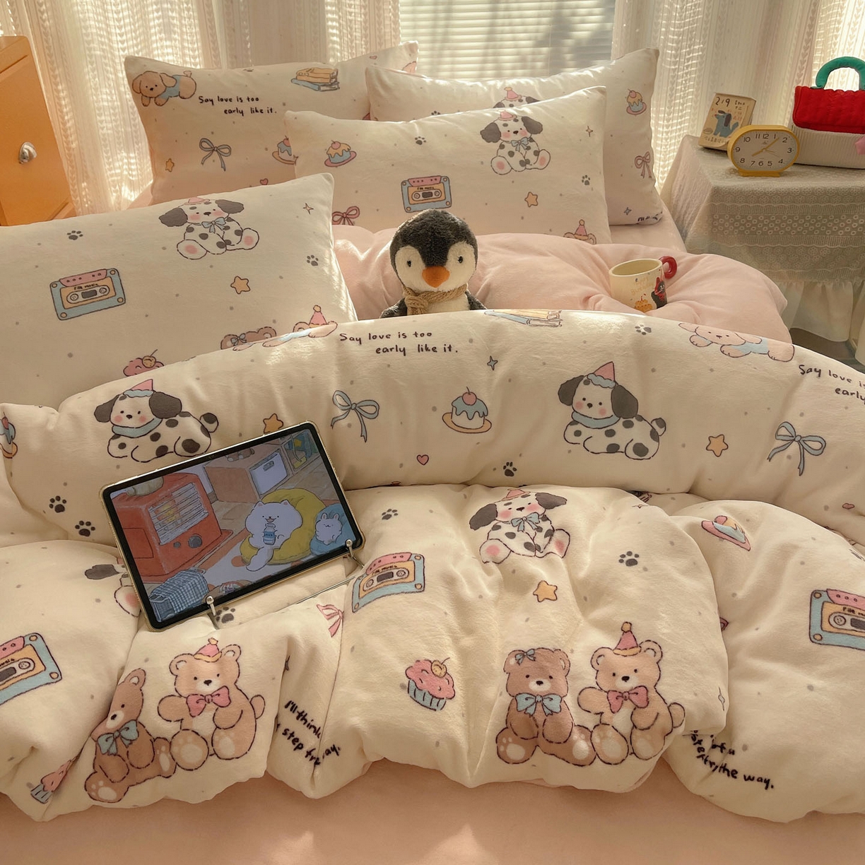 91家纺网 家纺一手货源 找家纺 六巷胡同 2025新款INS卡通A类200克牛奶绒基础款四件套（第一系） 基础款-磁带熊仔米