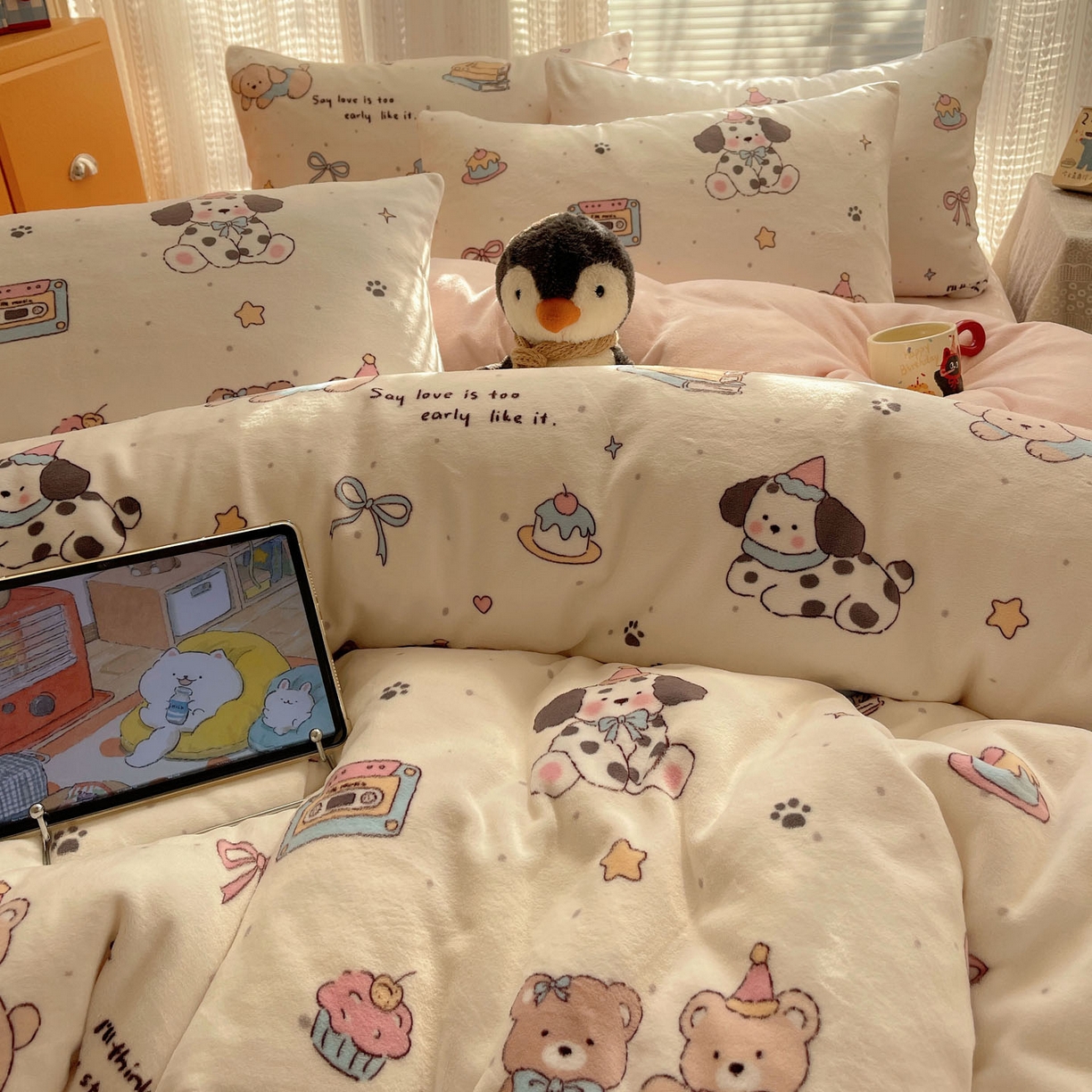 91家纺网 家纺一手货源 找家纺 六巷胡同 2025新款INS卡通A类200克牛奶绒基础款四件套（第一系） 基础款-磁带熊仔米