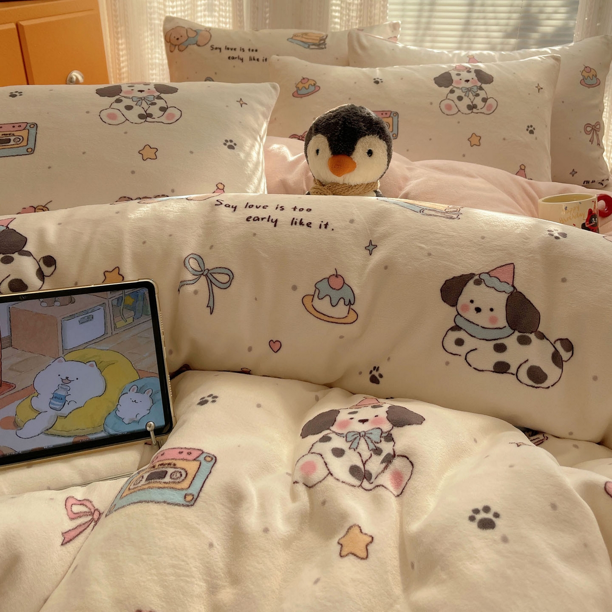 91家纺网 家纺一手货源 找家纺 六巷胡同 2025新款INS卡通A类200克牛奶绒基础款四件套（第一系） 基础款-磁带熊仔米