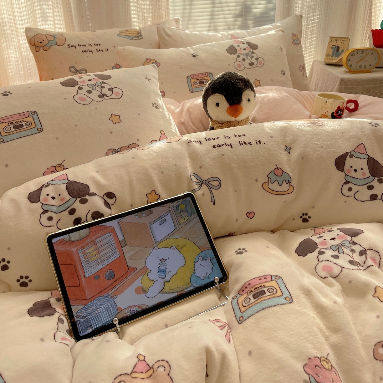 91家纺网 家纺一手货源 找家纺 六巷胡同 2025新款INS卡通A类200克牛奶绒基础款四件套（第一系） 基础款-磁带熊仔米