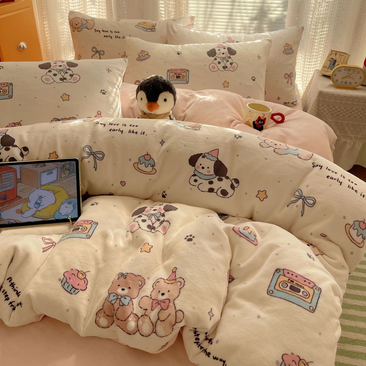 91家纺网 家纺一手货源 找家纺 六巷胡同 2025新款INS卡通A类200克牛奶绒基础款四件套（第一系） 基础款-磁带熊仔米