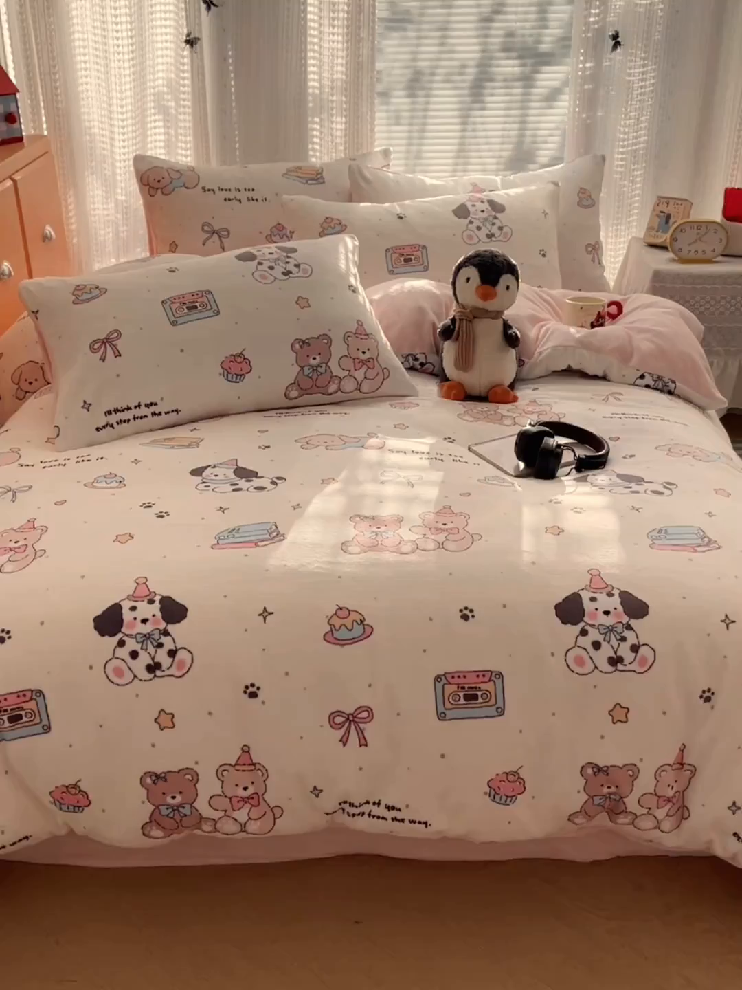 91家纺网 家纺一手货源 找家纺 六巷胡同 2025新款INS卡通A类200克牛奶绒基础款四件套（第一系） 基础款-磁带熊仔米