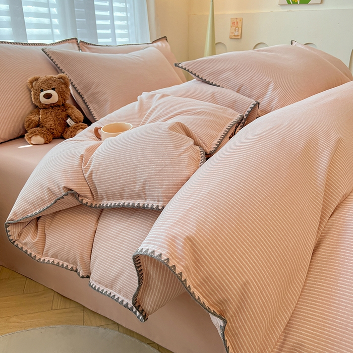 91家纺网 家纺一手货源 找家纺 莱茵家居 2025新款全棉磨毛贝壳边四件套 旋栖-柔雾粉