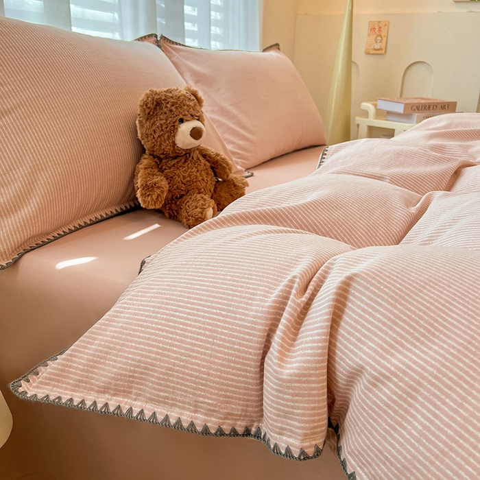 91家纺网 家纺一手货源 找家纺 莱茵家居 2025新款全棉磨毛贝壳边四件套 旋栖-柔雾粉