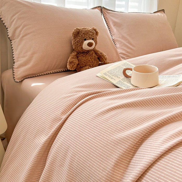 91家纺网 家纺一手货源 找家纺 莱茵家居 2025新款全棉磨毛贝壳边四件套 旋栖-柔雾粉