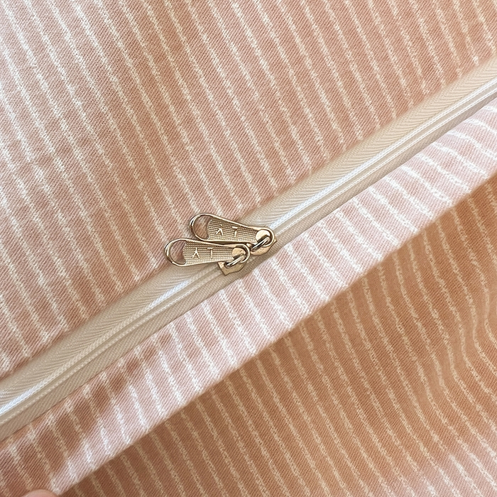 91家纺网 家纺一手货源 找家纺 莱茵家居 2025新款全棉磨毛贝壳边四件套 旋栖-柔雾粉