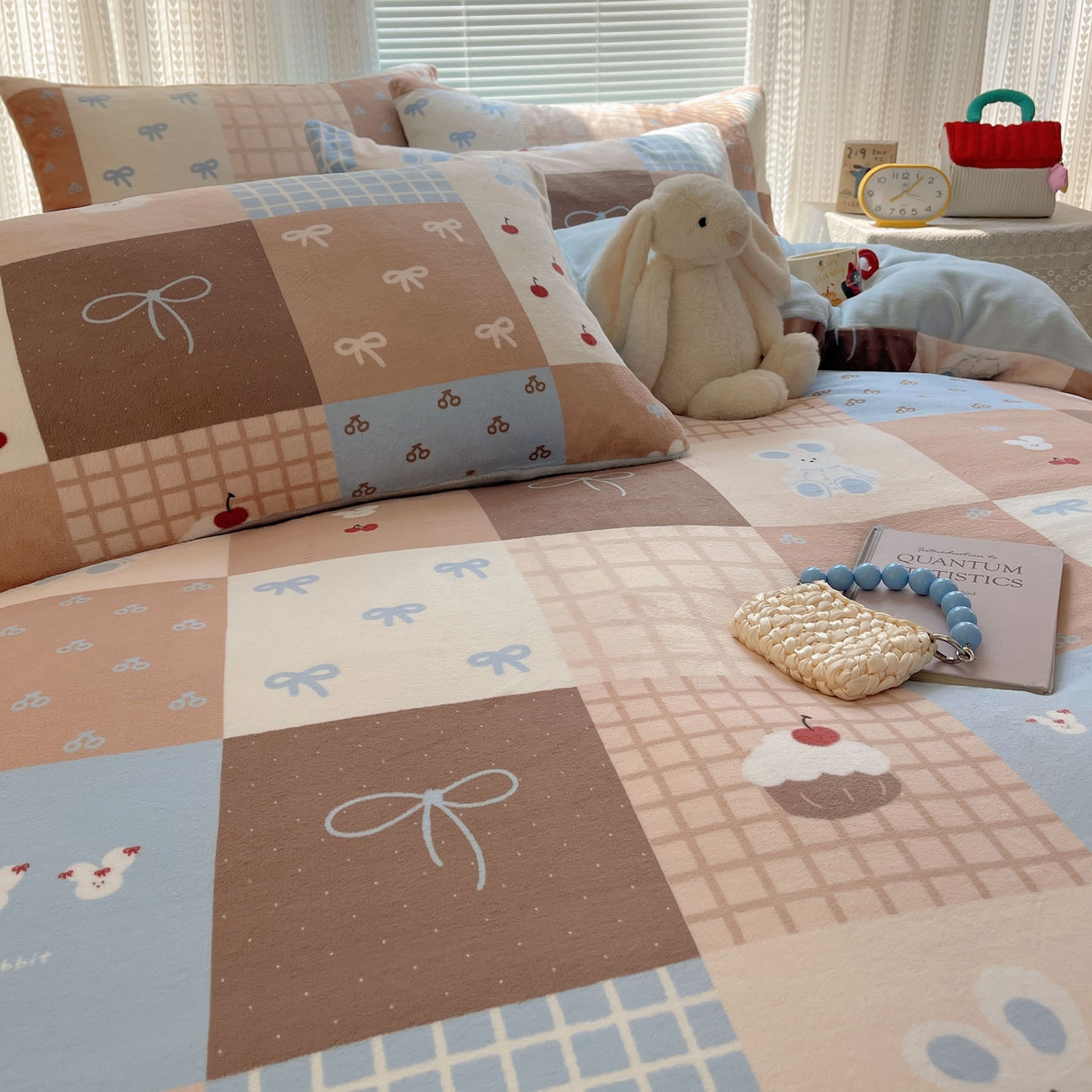 91家纺网 家纺一手货源 找家纺 六巷胡同 2025新款INS卡通A类200克牛奶绒基础款四件套（第一系） 基础款-格子美拉兔