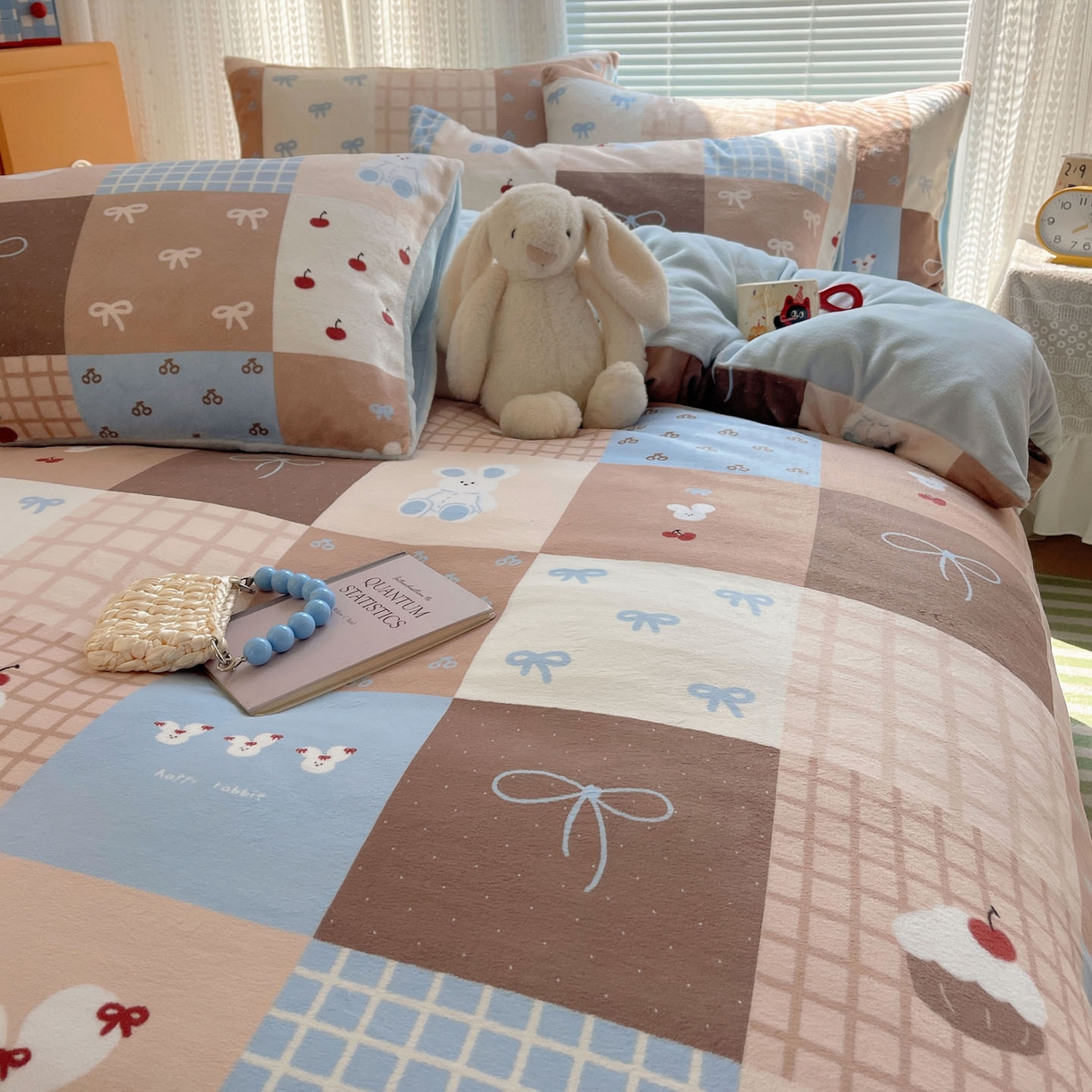 91家纺网 家纺一手货源 找家纺 六巷胡同 2025新款INS卡通A类200克牛奶绒基础款四件套（第一系） 基础款-格子美拉兔