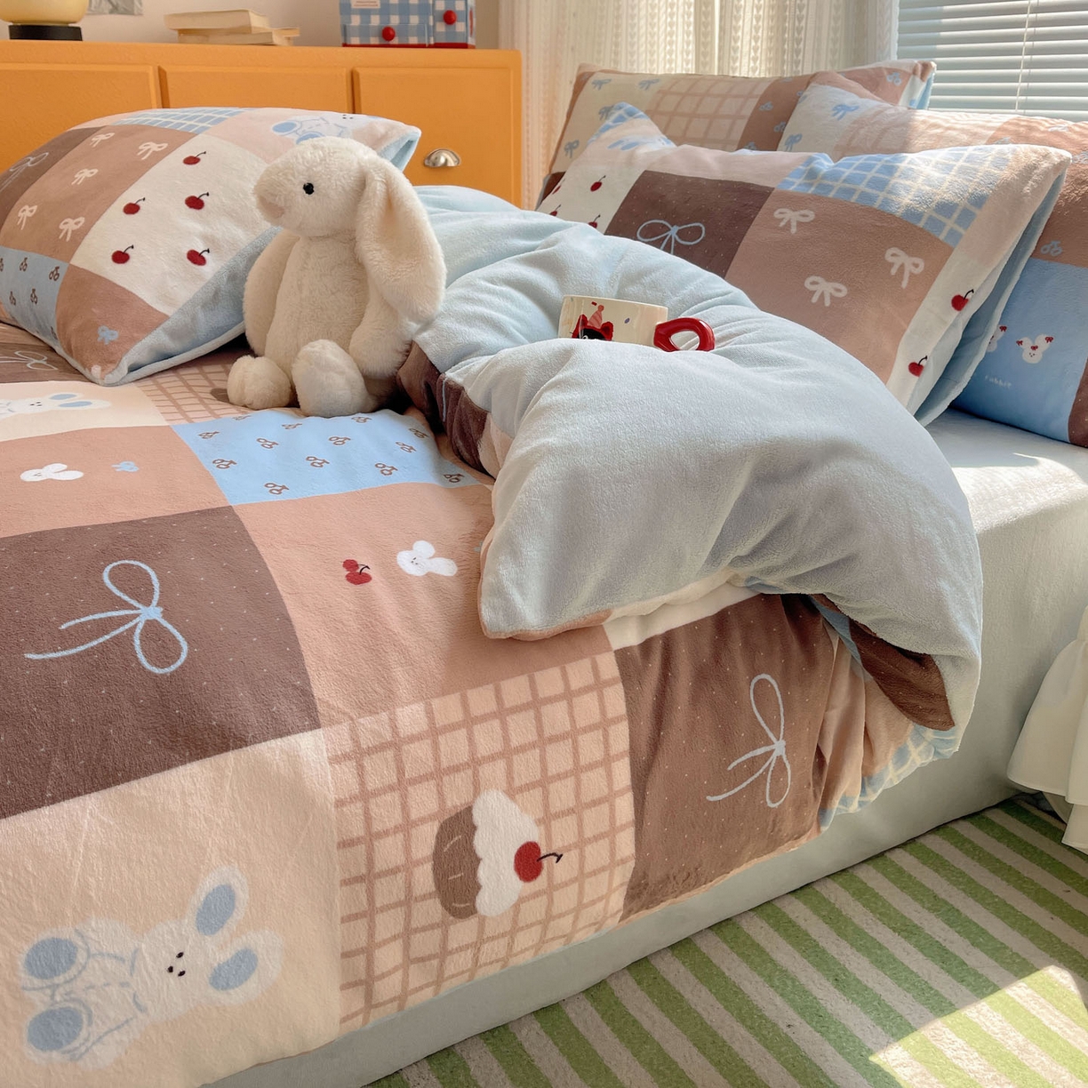 91家纺网 家纺一手货源 找家纺 六巷胡同 2025新款INS卡通A类200克牛奶绒基础款四件套（第一系） 基础款-格子美拉兔