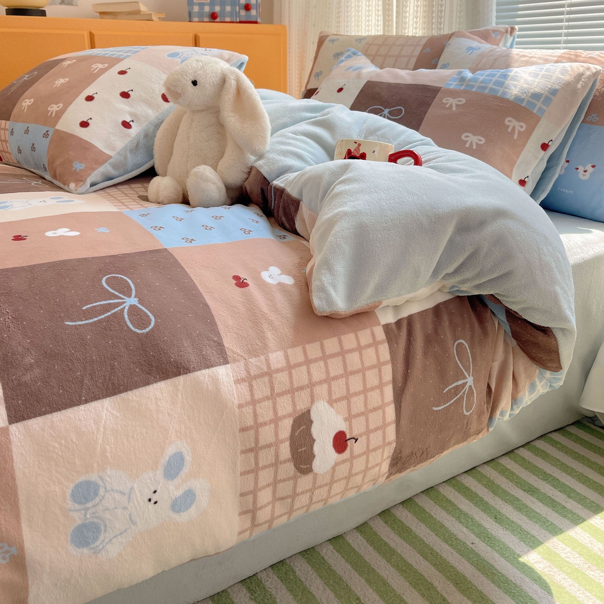 91家纺网 家纺一手货源 找家纺 六巷胡同 2025新款INS卡通A类200克牛奶绒基础款四件套（第一系） 基础款-格子美拉兔