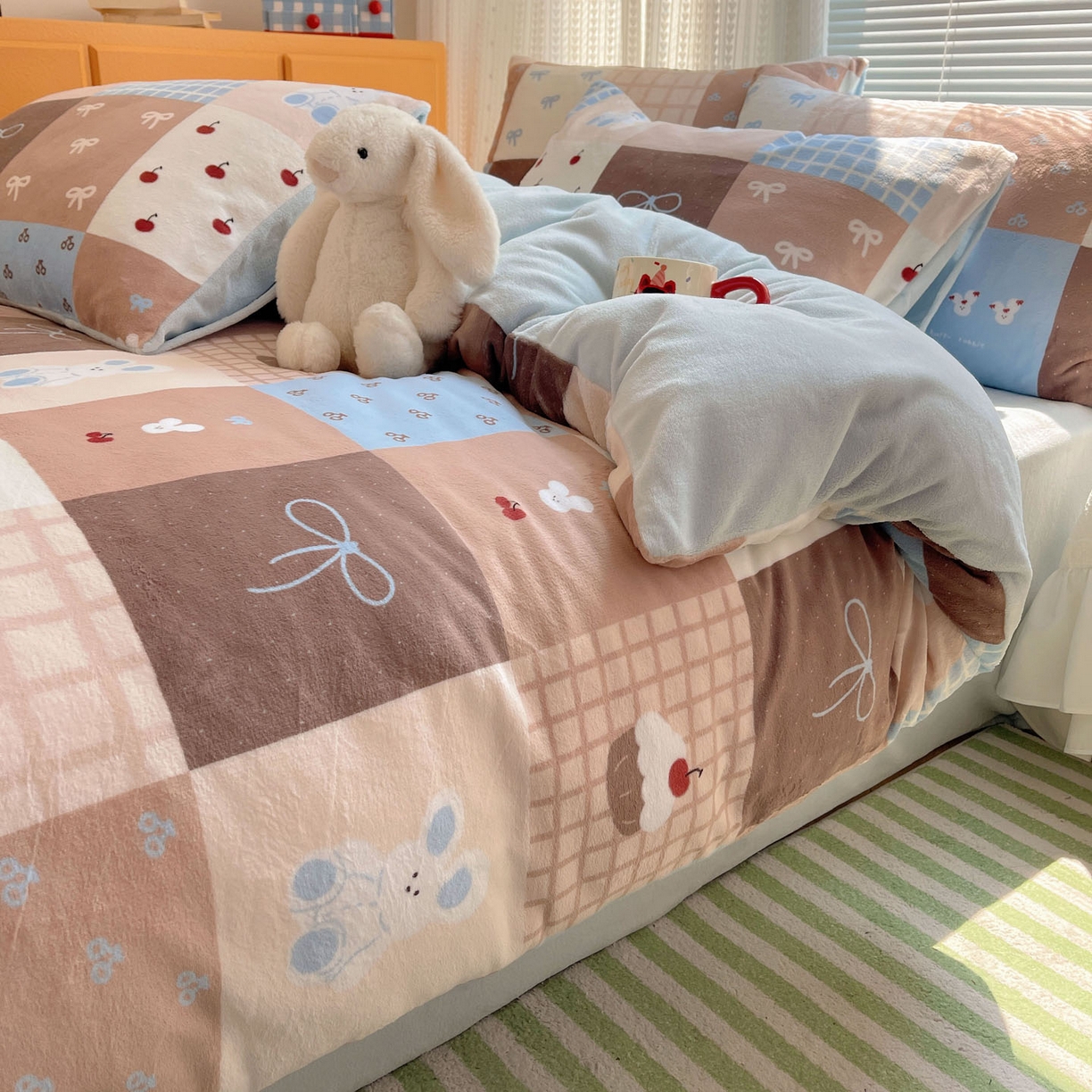 91家纺网 家纺一手货源 找家纺 六巷胡同 2025新款INS卡通A类200克牛奶绒基础款四件套（第一系） 基础款-格子美拉兔