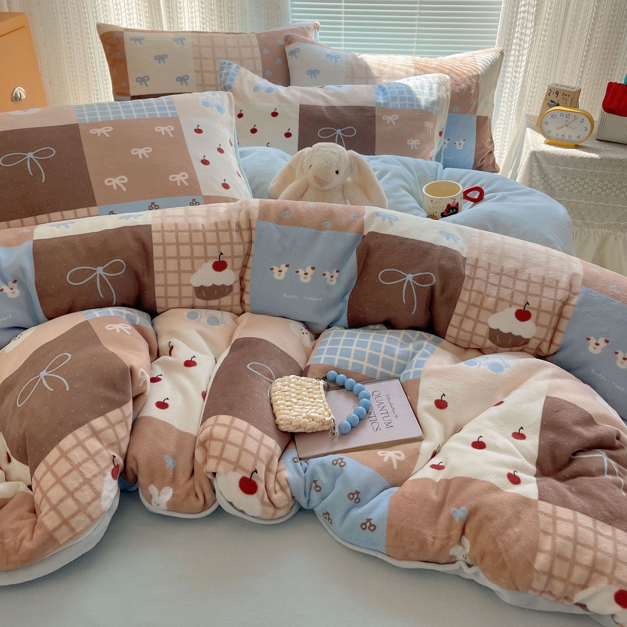 91家纺网 家纺一手货源 找家纺 六巷胡同 2025新款INS卡通A类200克牛奶绒基础款四件套（第一系） 基础款-格子美拉兔