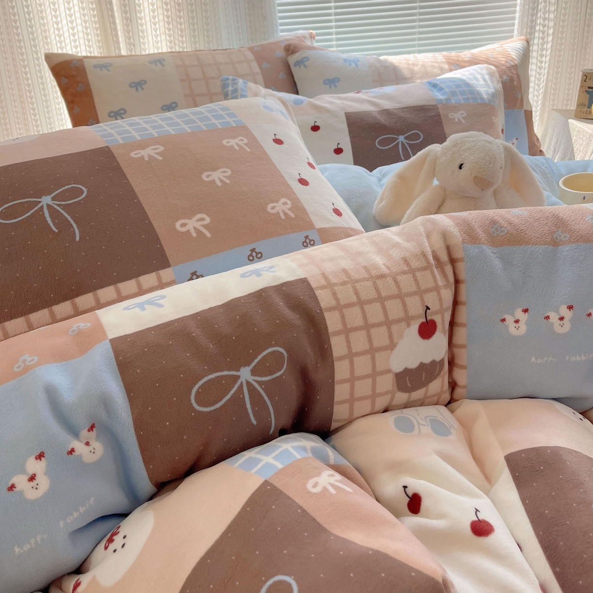 91家纺网 家纺一手货源 找家纺 六巷胡同 2025新款INS卡通A类200克牛奶绒基础款四件套（第一系） 基础款-格子美拉兔