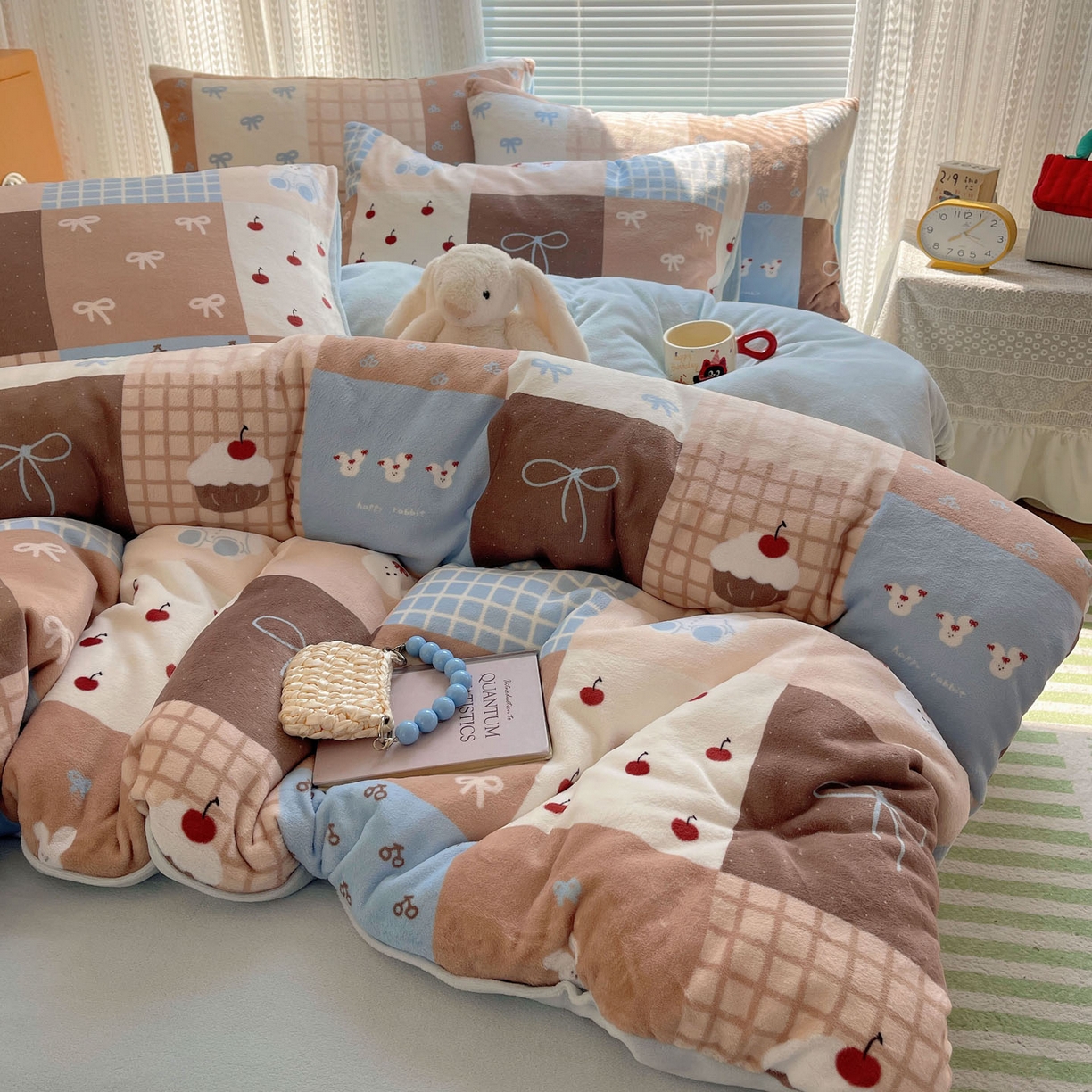 91家纺网 家纺一手货源 找家纺 六巷胡同 2025新款INS卡通A类200克牛奶绒基础款四件套（第一系） 基础款-格子美拉兔