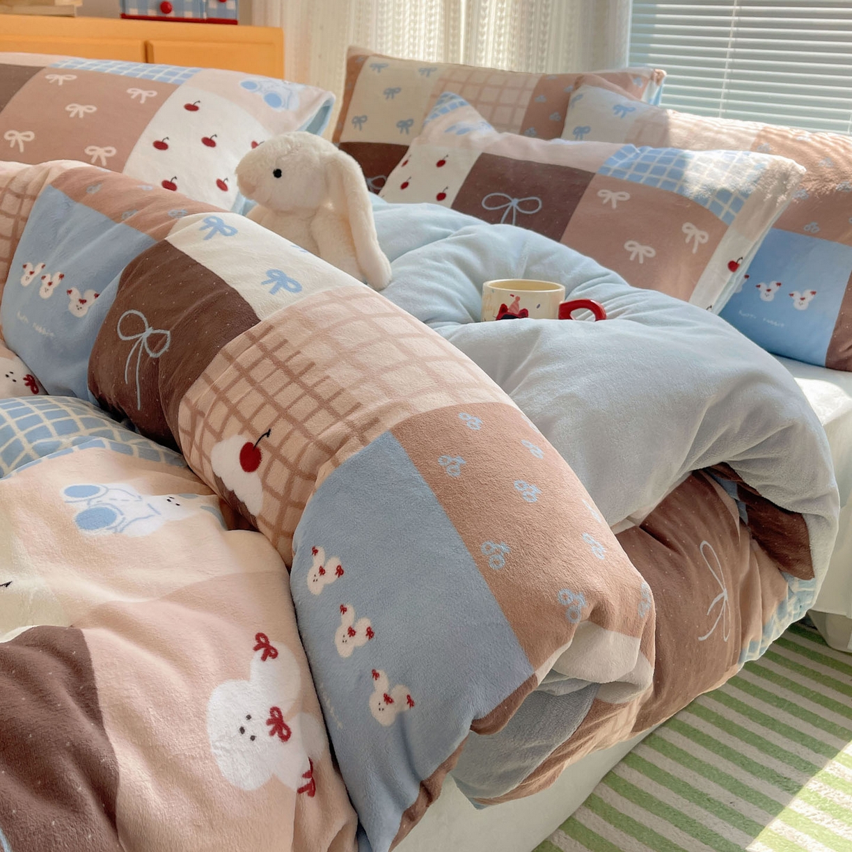 91家纺网 家纺一手货源 找家纺 六巷胡同 2025新款INS卡通A类200克牛奶绒基础款四件套（第一系） 基础款-格子美拉兔
