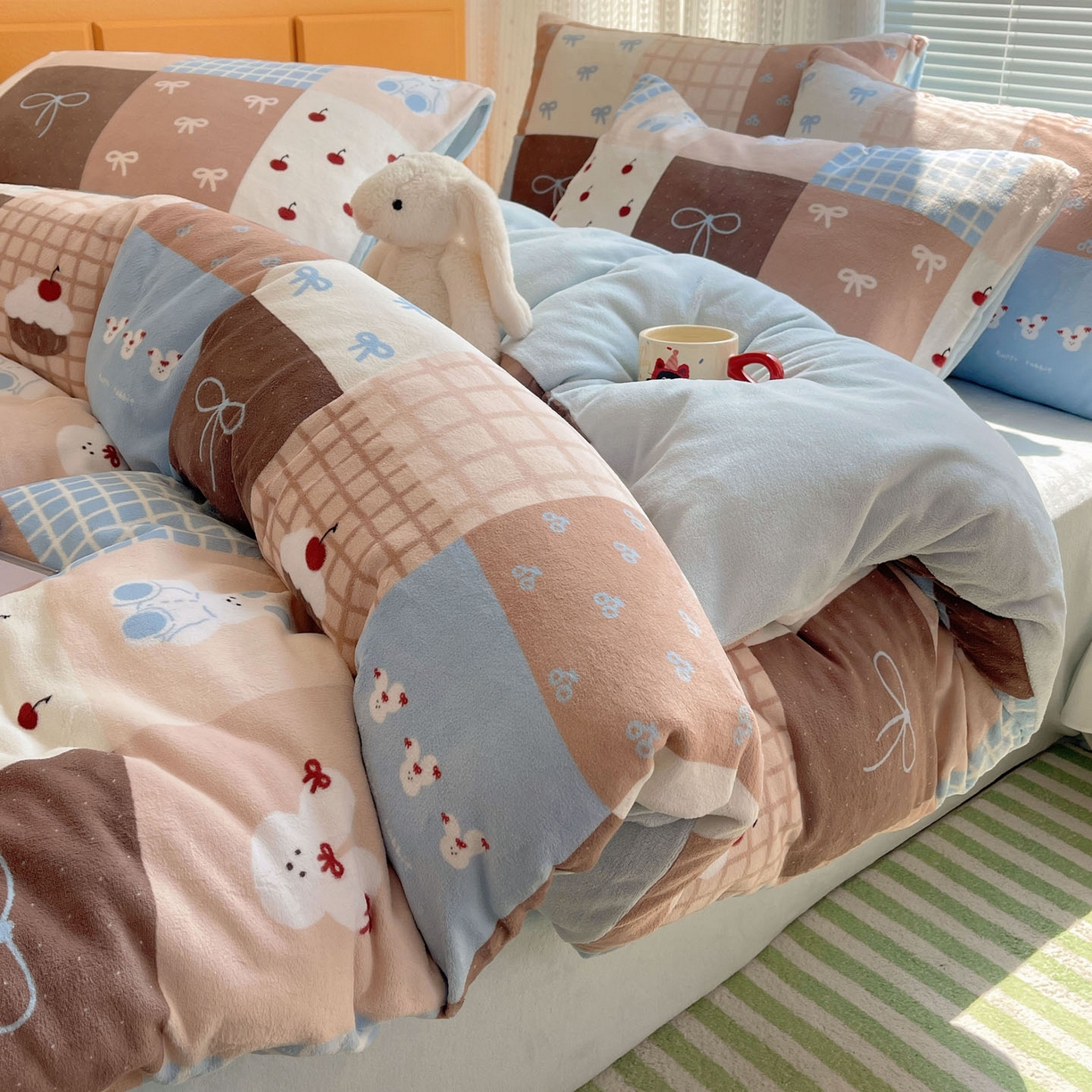 91家纺网 家纺一手货源 找家纺 六巷胡同 2025新款INS卡通A类200克牛奶绒基础款四件套（第一系） 基础款-格子美拉兔