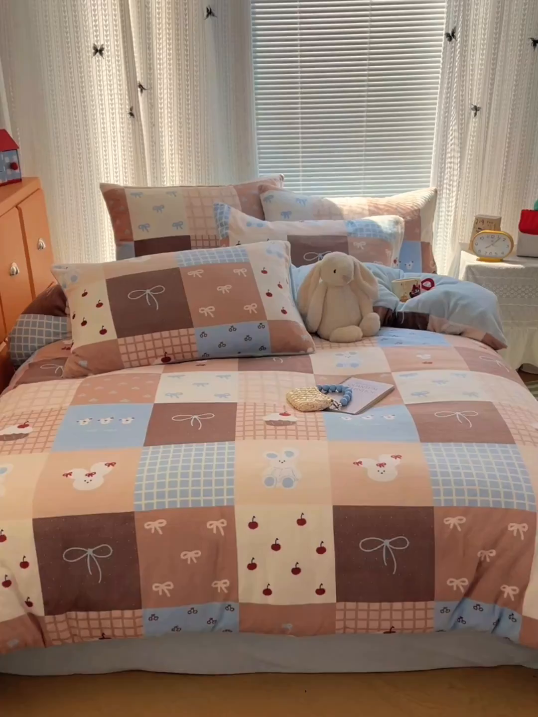 91家纺网 家纺一手货源 找家纺 六巷胡同 2025新款INS卡通A类200克牛奶绒基础款四件套（第一系） 基础款-格子美拉兔