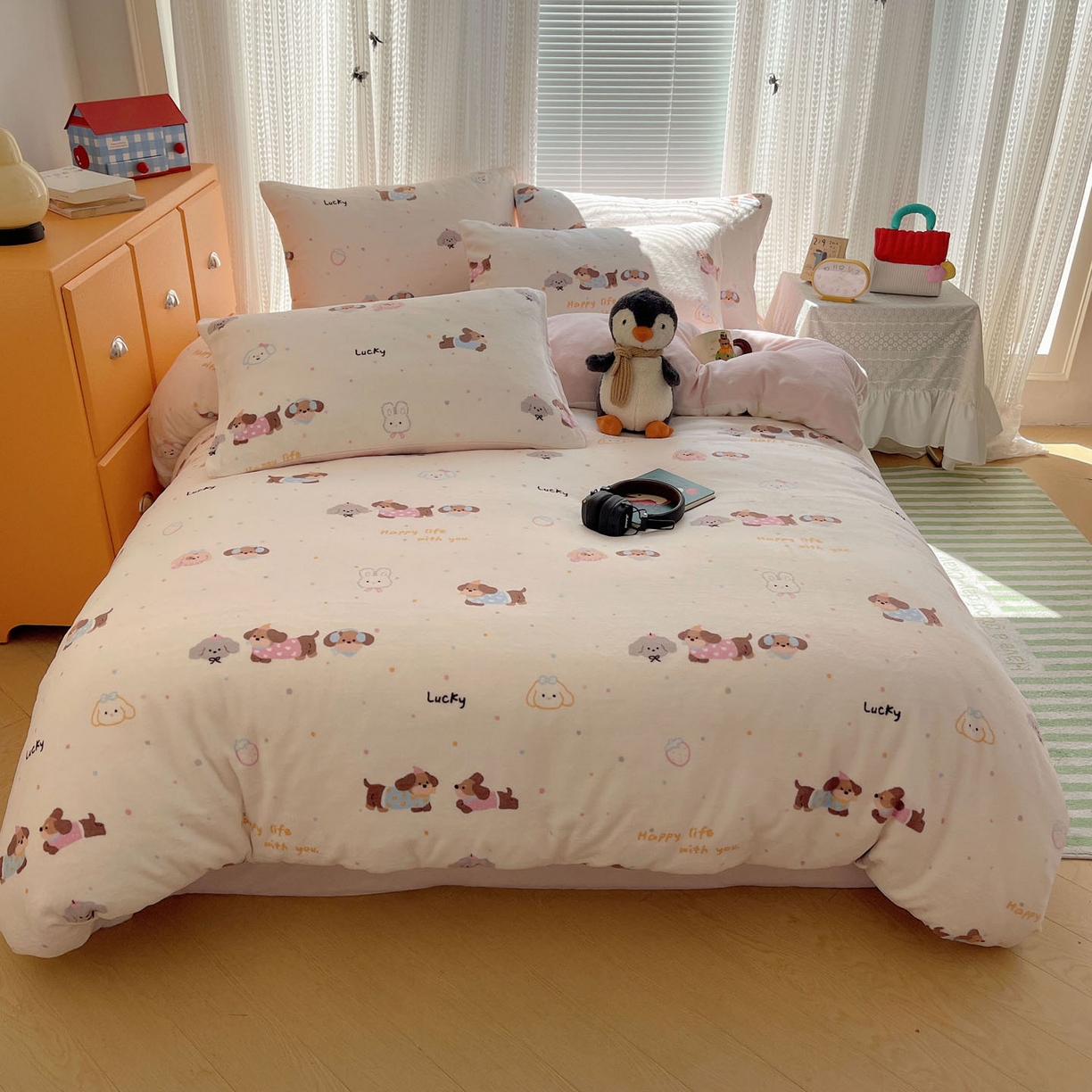 91家纺网 家纺一手货源 找家纺 六巷胡同 2025新款INS卡通A类200克牛奶绒基础款四件套（第一系） 基础款-腊肠狗联盟