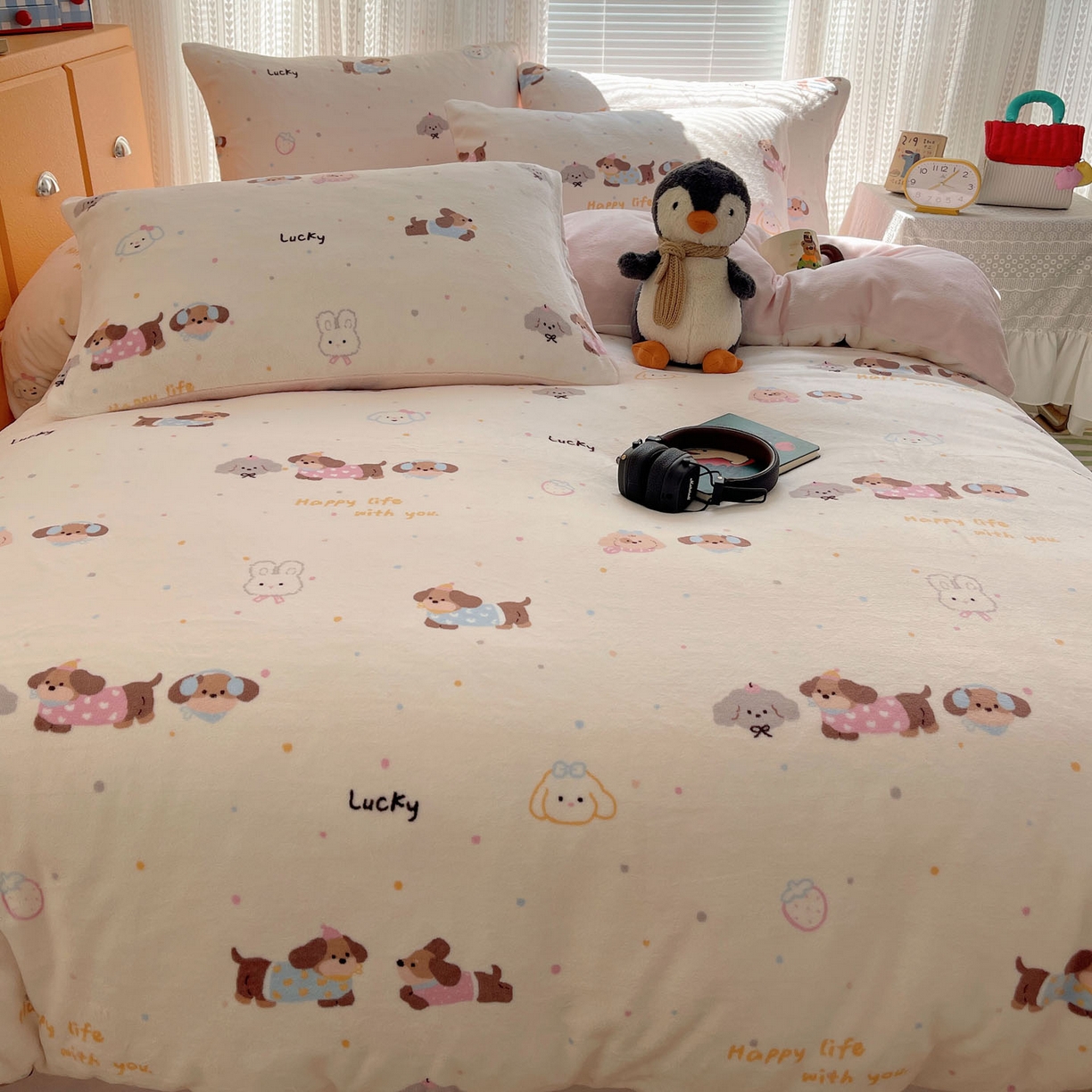 91家纺网 家纺一手货源 找家纺 六巷胡同 2025新款INS卡通A类200克牛奶绒基础款四件套（第一系） 基础款-腊肠狗联盟