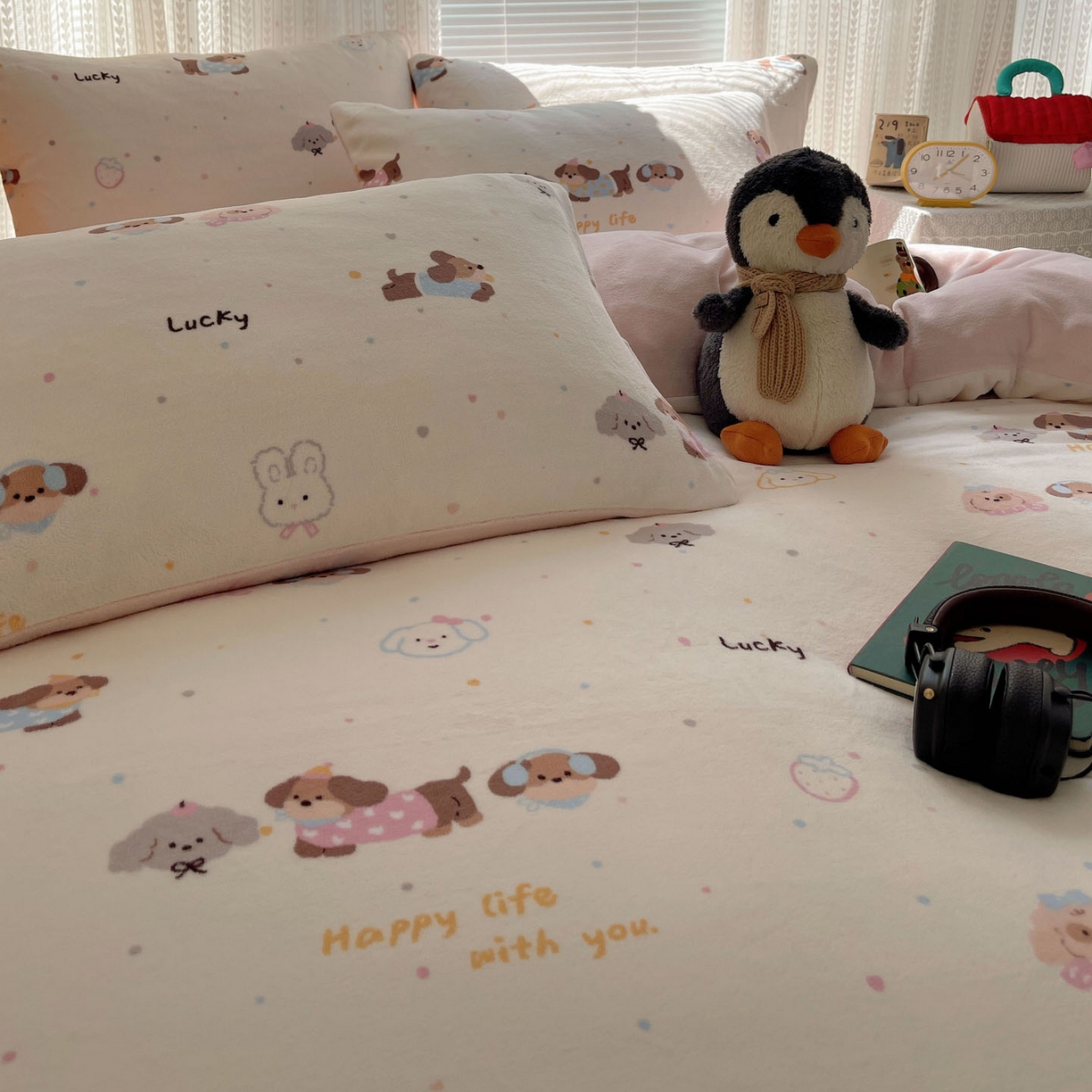 91家纺网 家纺一手货源 找家纺 六巷胡同 2025新款INS卡通A类200克牛奶绒基础款四件套（第一系） 基础款-腊肠狗联盟