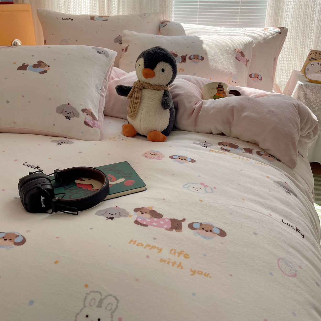 91家纺网 家纺一手货源 找家纺 六巷胡同 2025新款INS卡通A类200克牛奶绒基础款四件套（第一系） 基础款-腊肠狗联盟