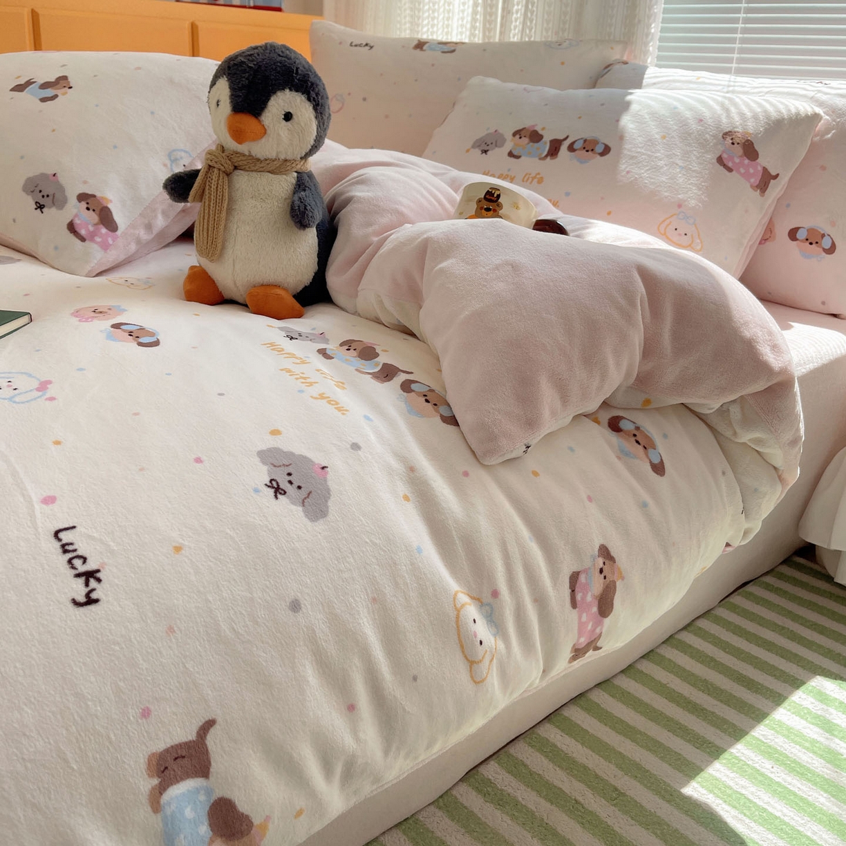 91家纺网 家纺一手货源 找家纺 六巷胡同 2025新款INS卡通A类200克牛奶绒基础款四件套（第一系） 基础款-腊肠狗联盟