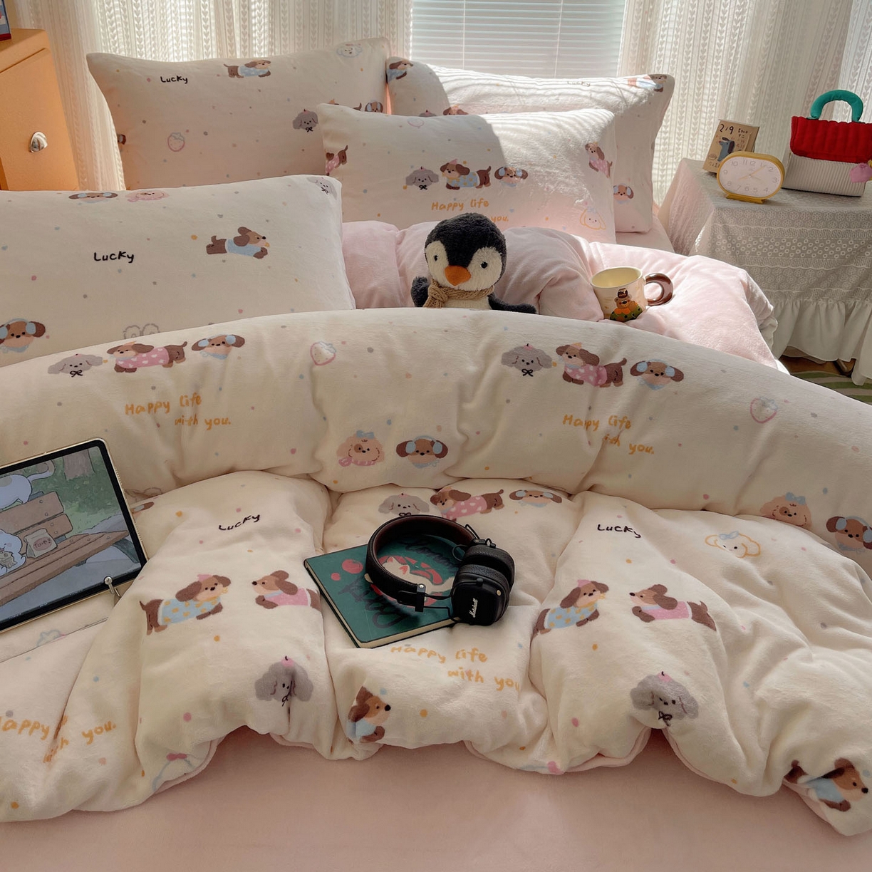 91家纺网 家纺一手货源 找家纺 六巷胡同 2025新款INS卡通A类200克牛奶绒基础款四件套（第一系） 基础款-腊肠狗联盟