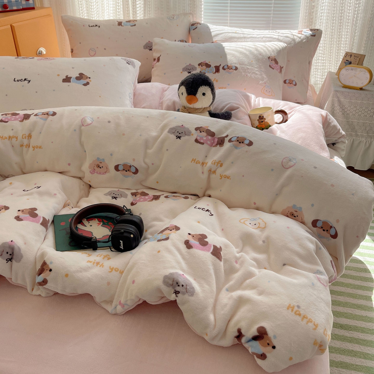 91家纺网 家纺一手货源 找家纺 六巷胡同 2025新款INS卡通A类200克牛奶绒基础款四件套（第一系） 基础款-腊肠狗联盟