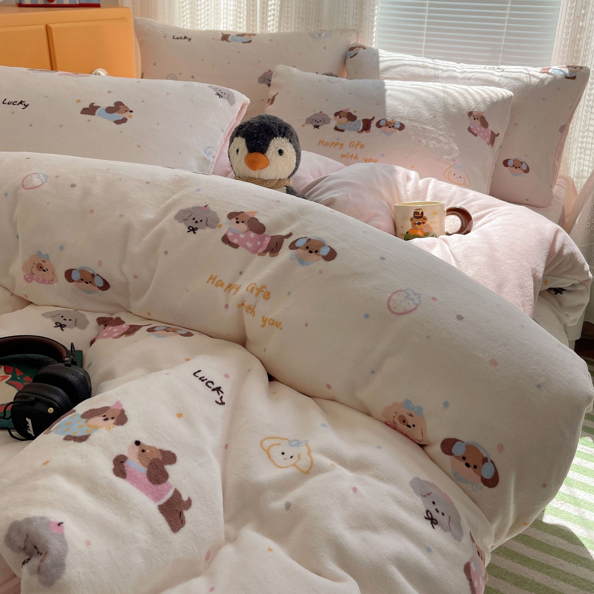 91家纺网 家纺一手货源 找家纺 六巷胡同 2025新款INS卡通A类200克牛奶绒基础款四件套（第一系） 基础款-腊肠狗联盟