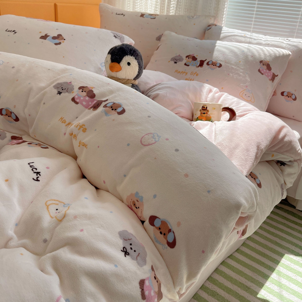 91家纺网 家纺一手货源 找家纺 六巷胡同 2025新款INS卡通A类200克牛奶绒基础款四件套（第一系） 基础款-腊肠狗联盟