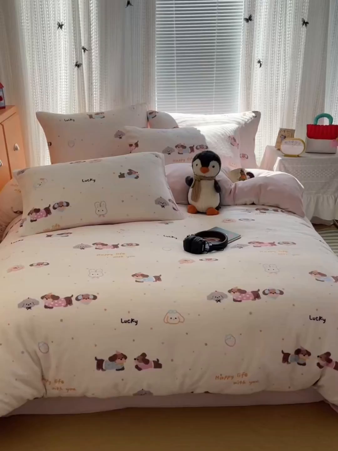 91家纺网 家纺一手货源 找家纺 六巷胡同 2025新款INS卡通A类200克牛奶绒基础款四件套（第一系） 基础款-腊肠狗联盟