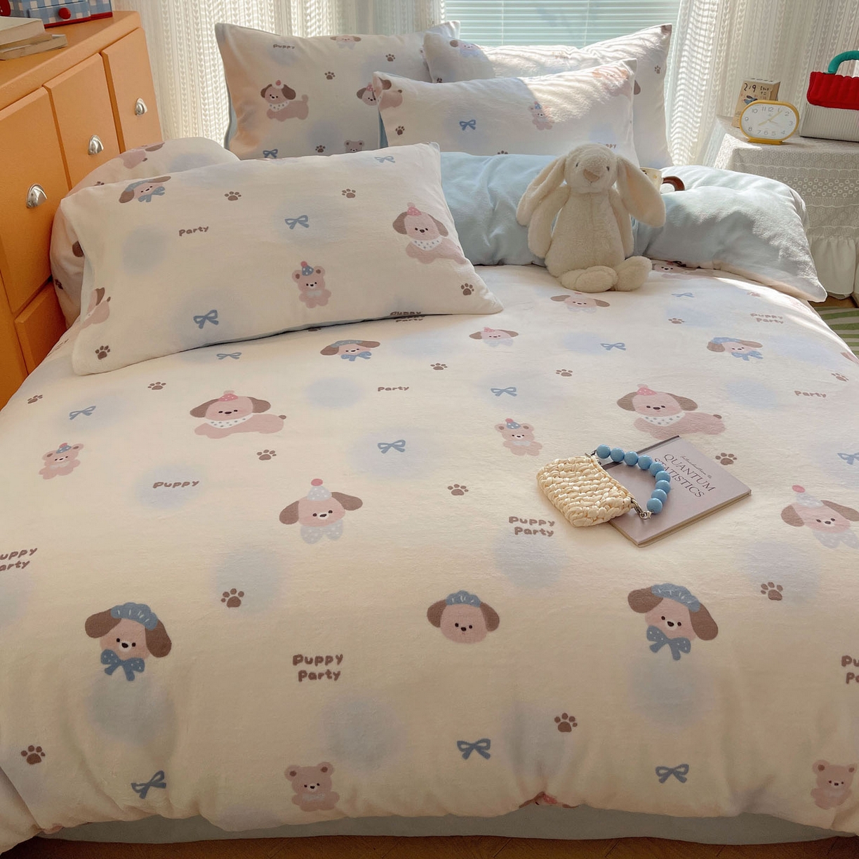 91家纺网 家纺一手货源 找家纺 六巷胡同 2025新款INS卡通A类200克牛奶绒基础款四件套（第一系） 基础款-蓝波点奶狗