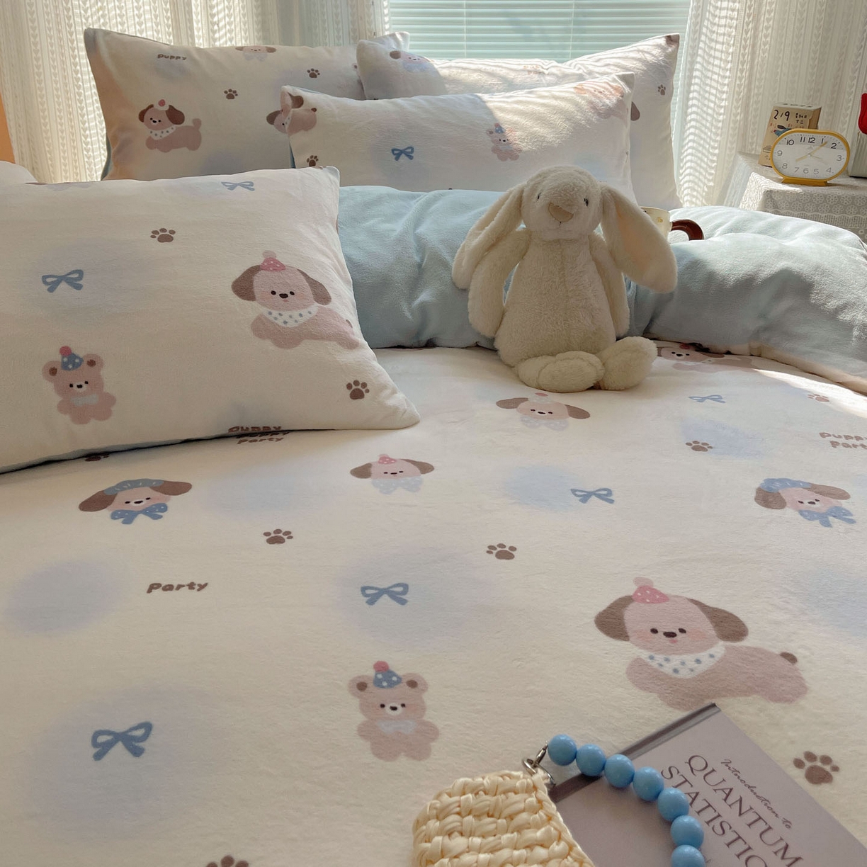 91家纺网 家纺一手货源 找家纺 六巷胡同 2025新款INS卡通A类200克牛奶绒基础款四件套（第一系） 基础款-蓝波点奶狗