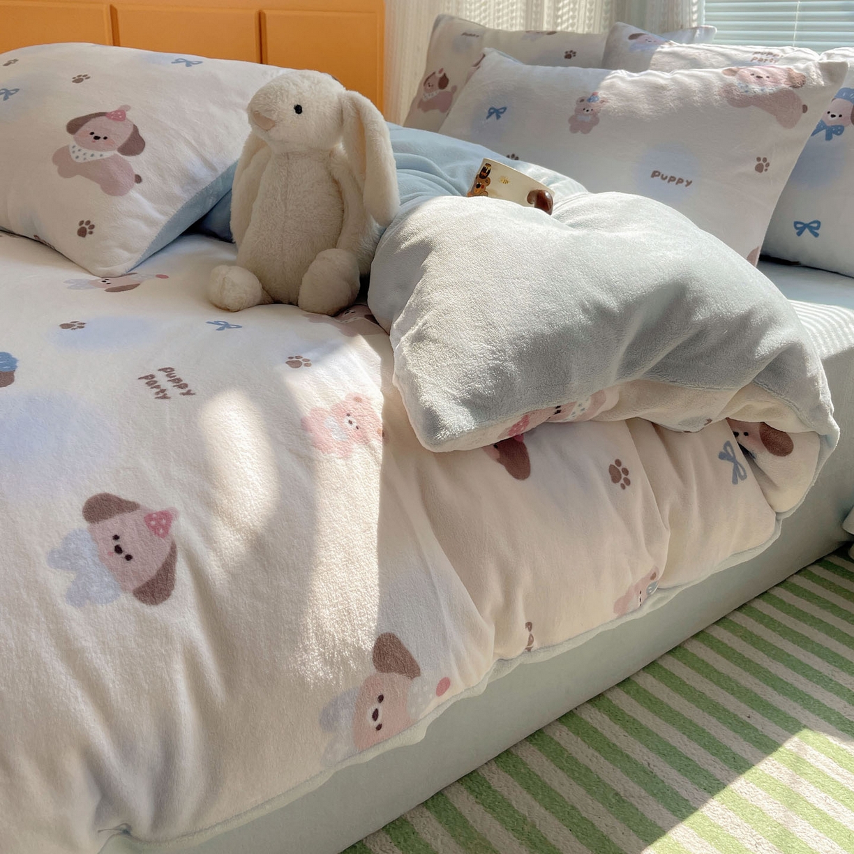 91家纺网 家纺一手货源 找家纺 六巷胡同 2025新款INS卡通A类200克牛奶绒基础款四件套（第一系） 基础款-蓝波点奶狗