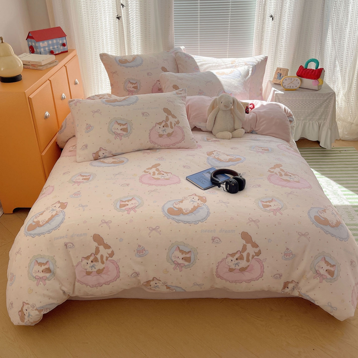 91家纺网 家纺一手货源 找家纺 六巷胡同 2025新款INS卡通A类200克牛奶绒基础款四件套（第一系） 基础款-萝莉猫咪崽