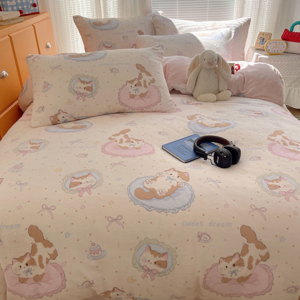 91家纺网 家纺一手货源 找家纺 六巷胡同 2025新款INS卡通A类200克牛奶绒基础款四件套（第一系） 基础款-萝莉猫咪崽