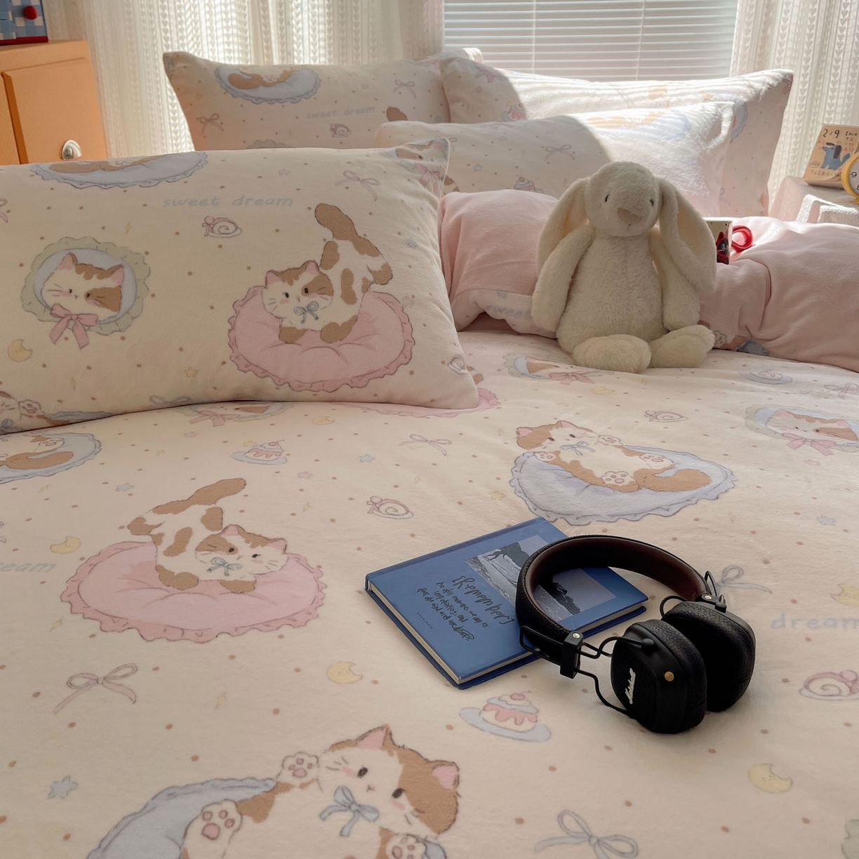 91家纺网 家纺一手货源 找家纺 六巷胡同 2025新款INS卡通A类200克牛奶绒基础款四件套（第一系） 基础款-萝莉猫咪崽