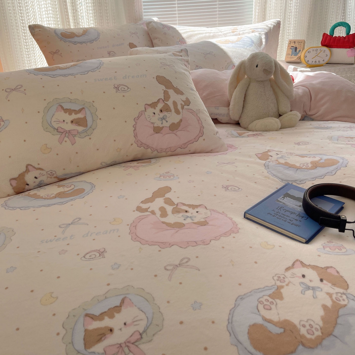 91家纺网 家纺一手货源 找家纺 六巷胡同 2025新款INS卡通A类200克牛奶绒基础款四件套（第一系） 基础款-萝莉猫咪崽