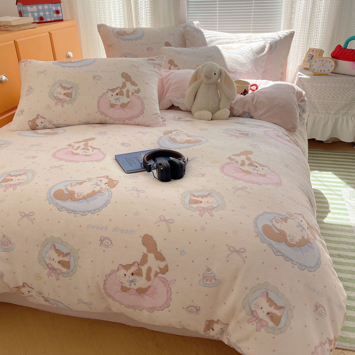 91家纺网 家纺一手货源 找家纺 六巷胡同 2025新款INS卡通A类200克牛奶绒基础款四件套（第一系） 基础款-萝莉猫咪崽