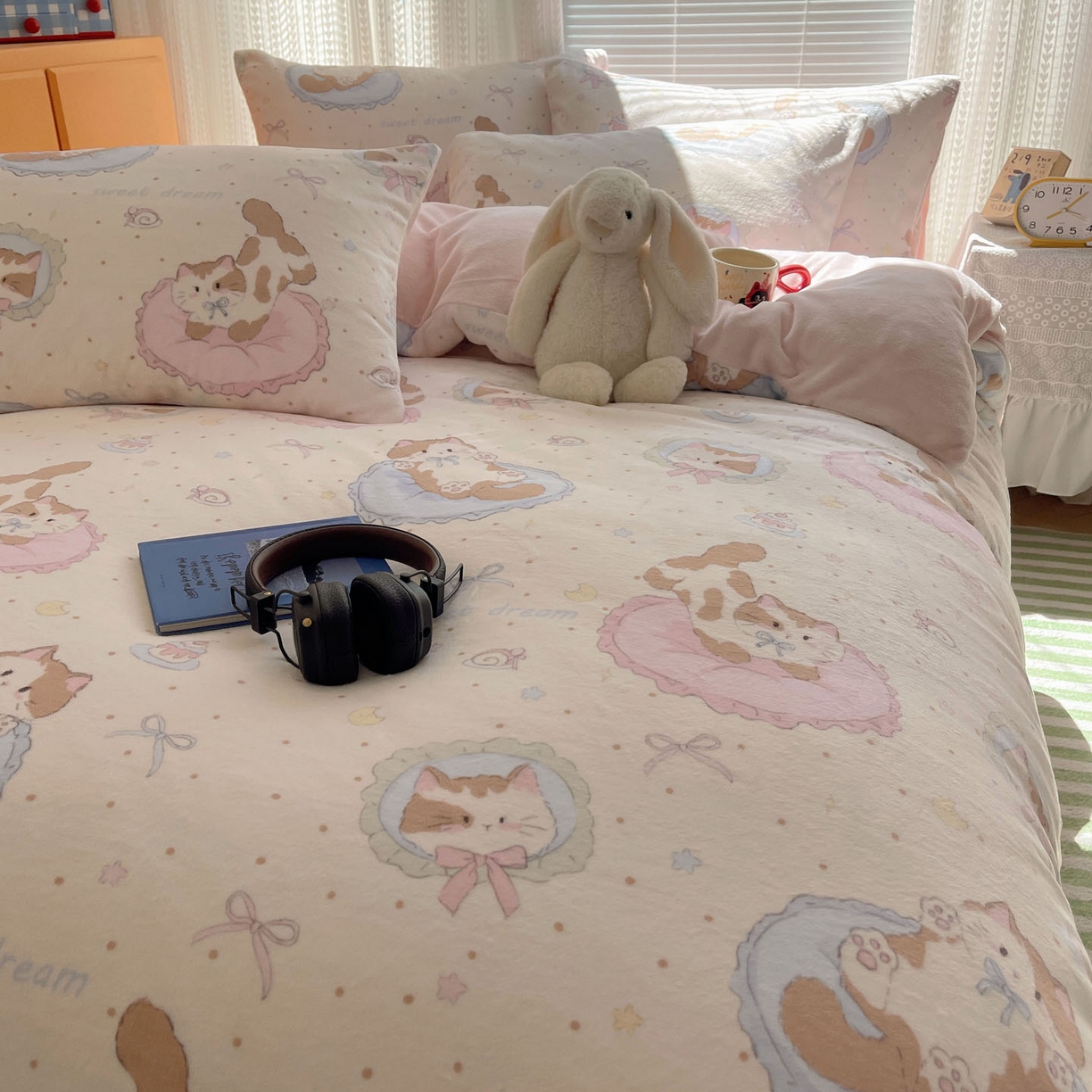 91家纺网 家纺一手货源 找家纺 六巷胡同 2025新款INS卡通A类200克牛奶绒基础款四件套（第一系） 基础款-萝莉猫咪崽